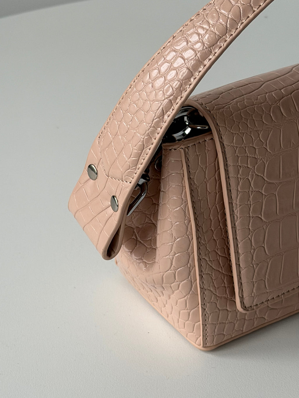 VW Hazel Medium Handbag - Light Pink