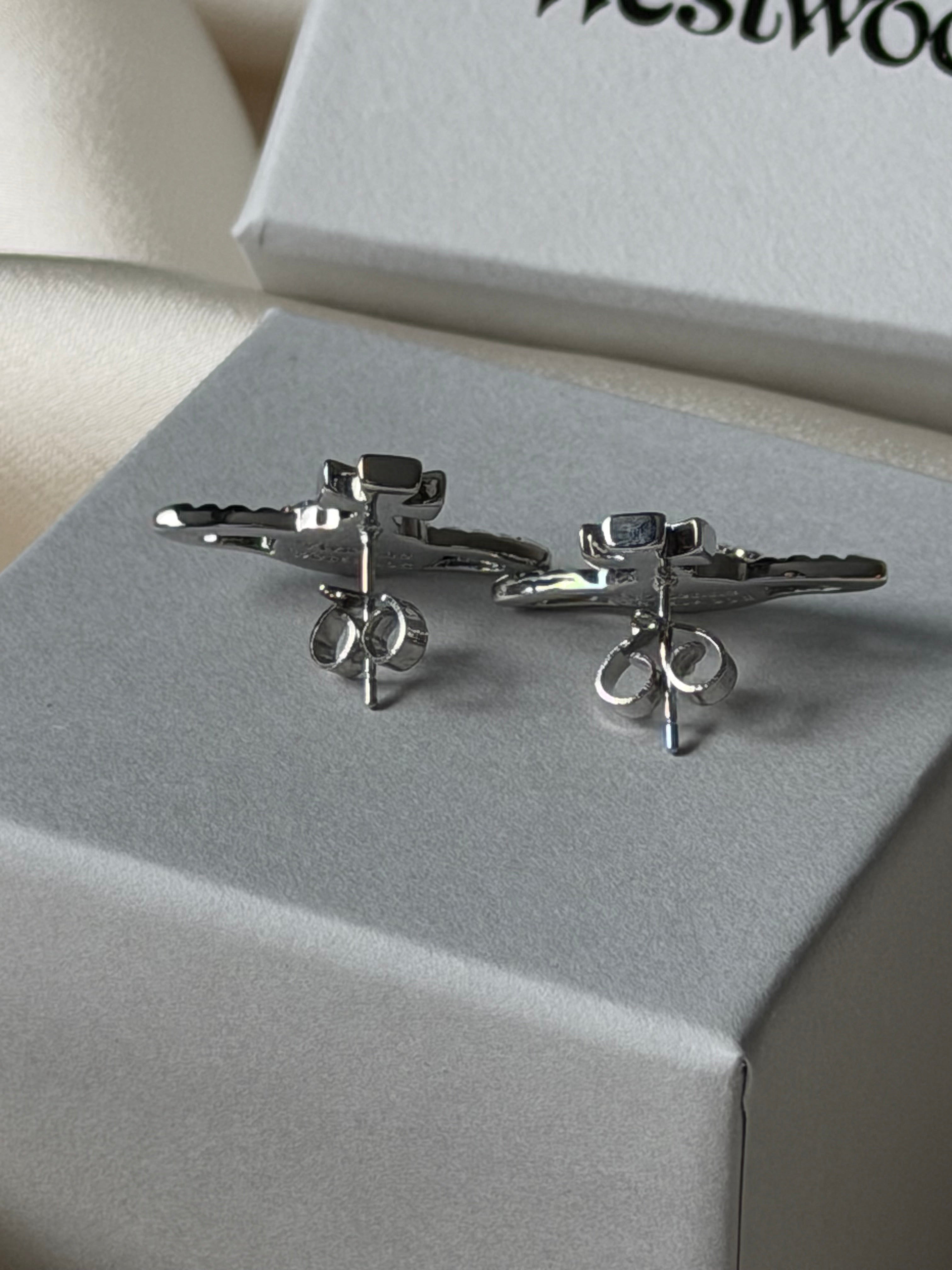 VW Mayfair Bas Relief Earrings - Silver