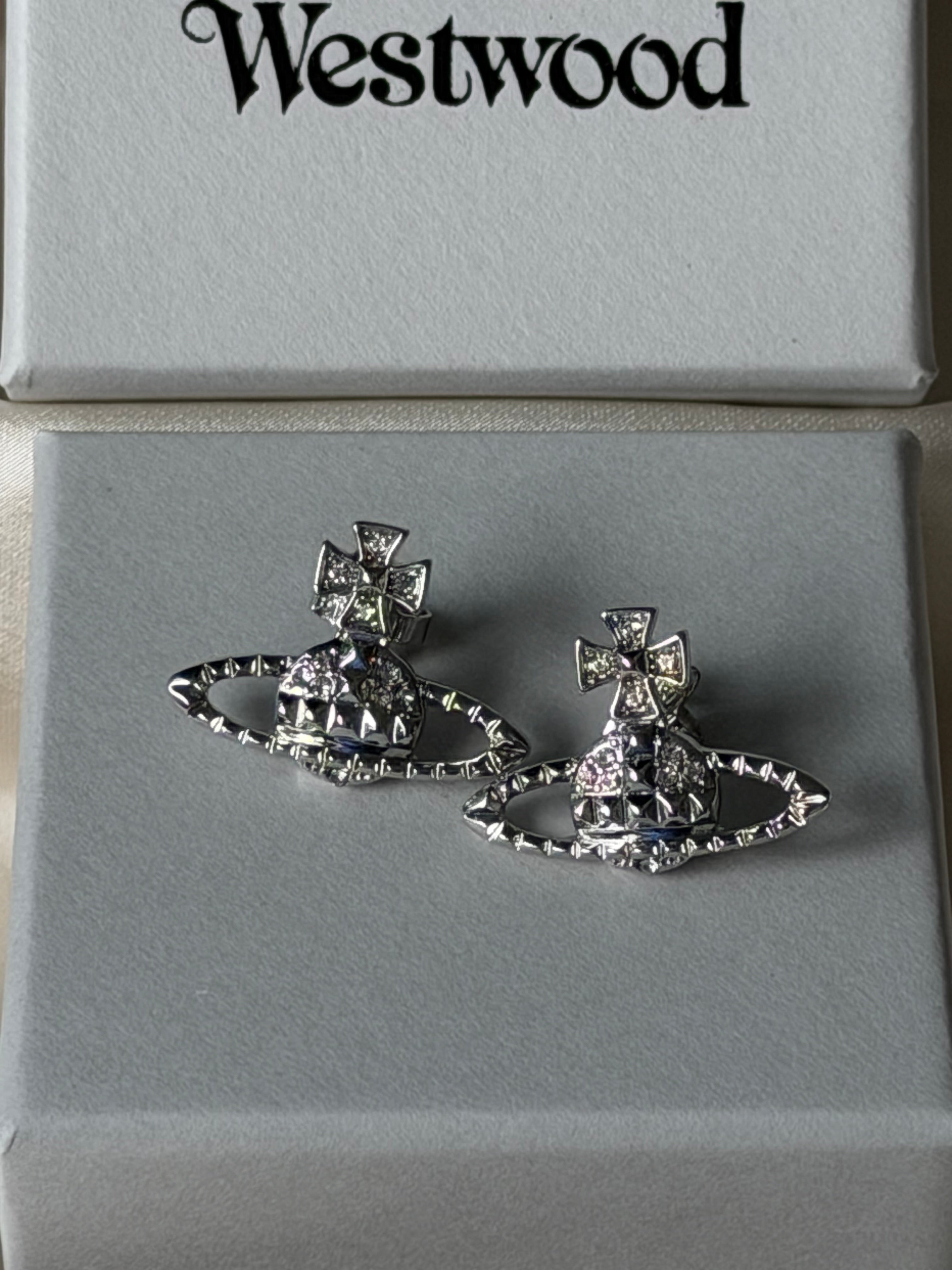 VW Mayfair Bas Relief Earrings - Silver