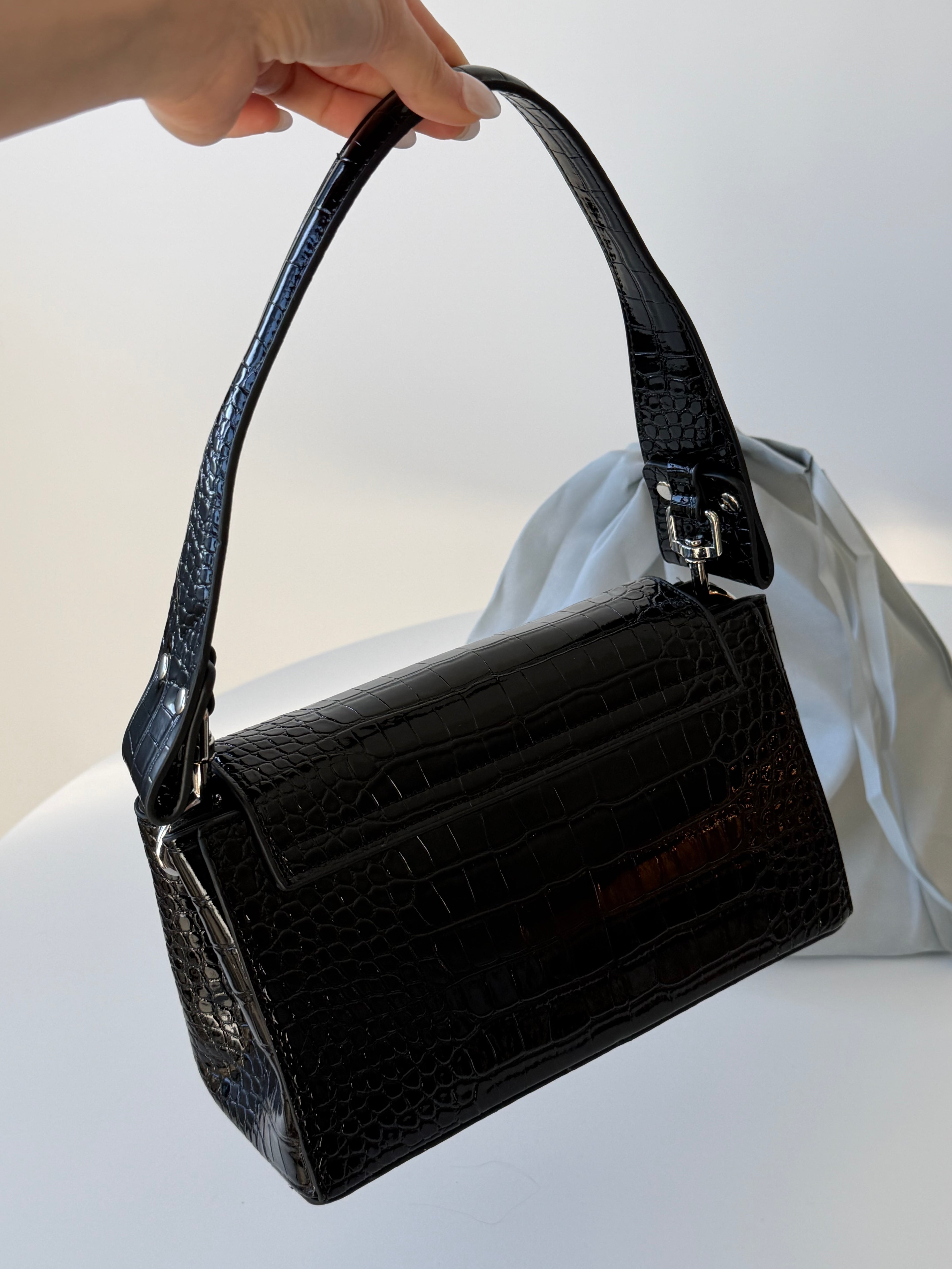 VW Hazel Medium Handbag - Black