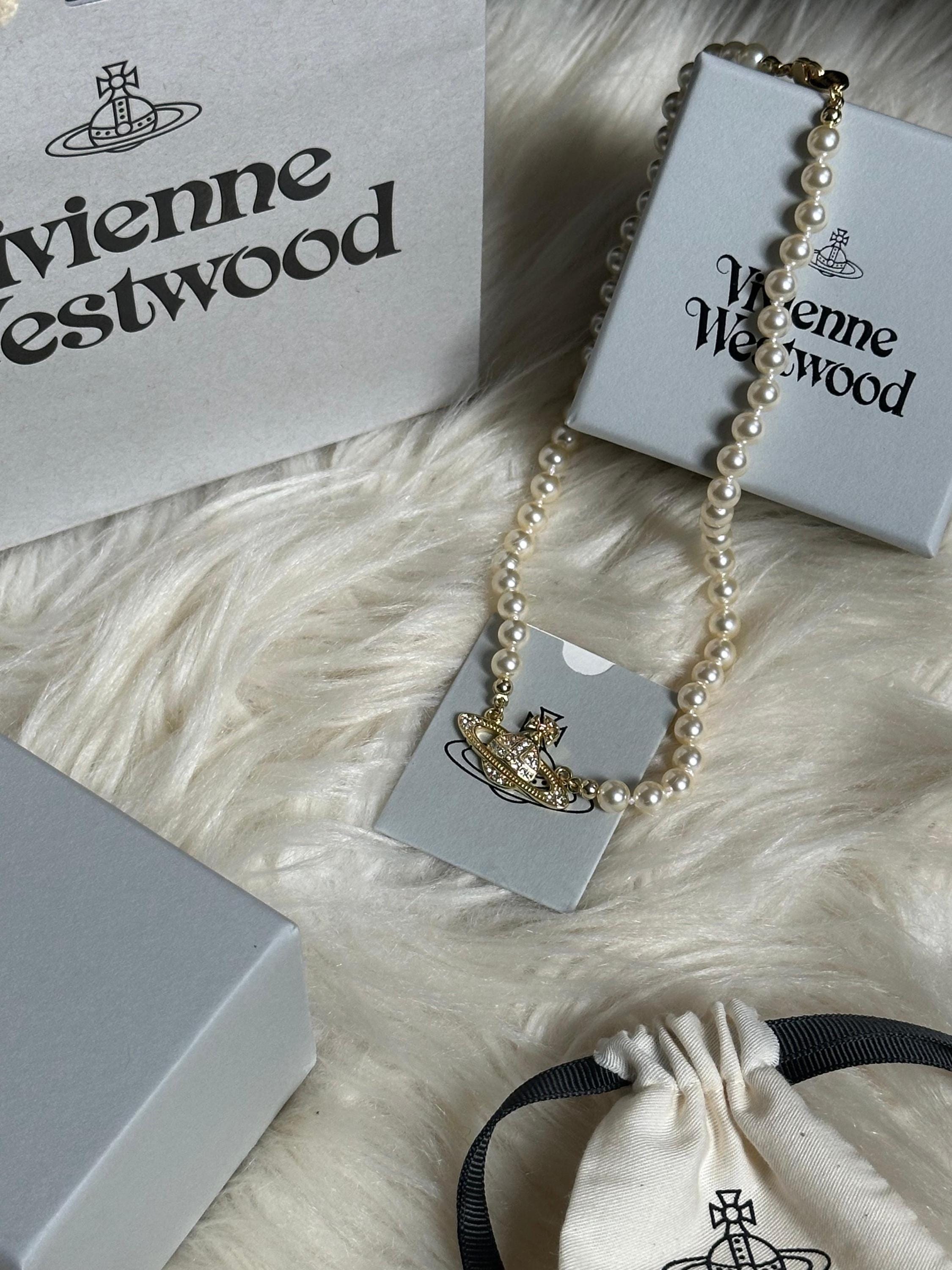 Vivienne Westwood Mini Bas Relief Pearl Choker – Gold Orb Pendant